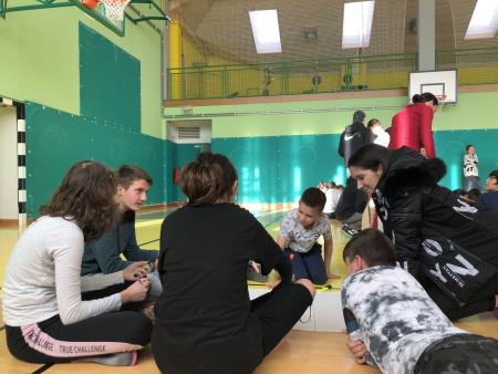 Mladi iz različnih evropskih držav z učenci OŠ Šalovci o digitalizaciji 10